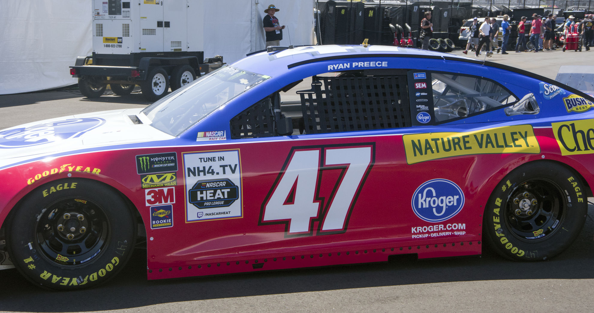 Friday at the Bojangles' Southern 500